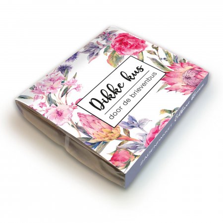 Dikke kus door de brievenbus